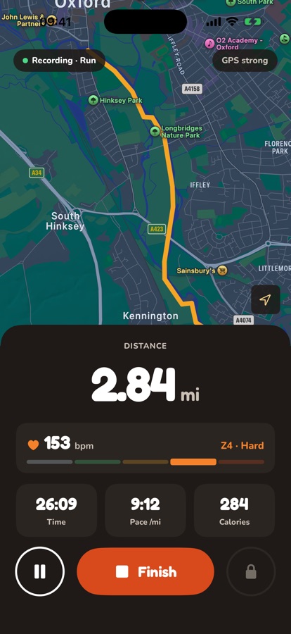 Recording a run in the app: the route on a map, distance, heart rate zone, time and pace